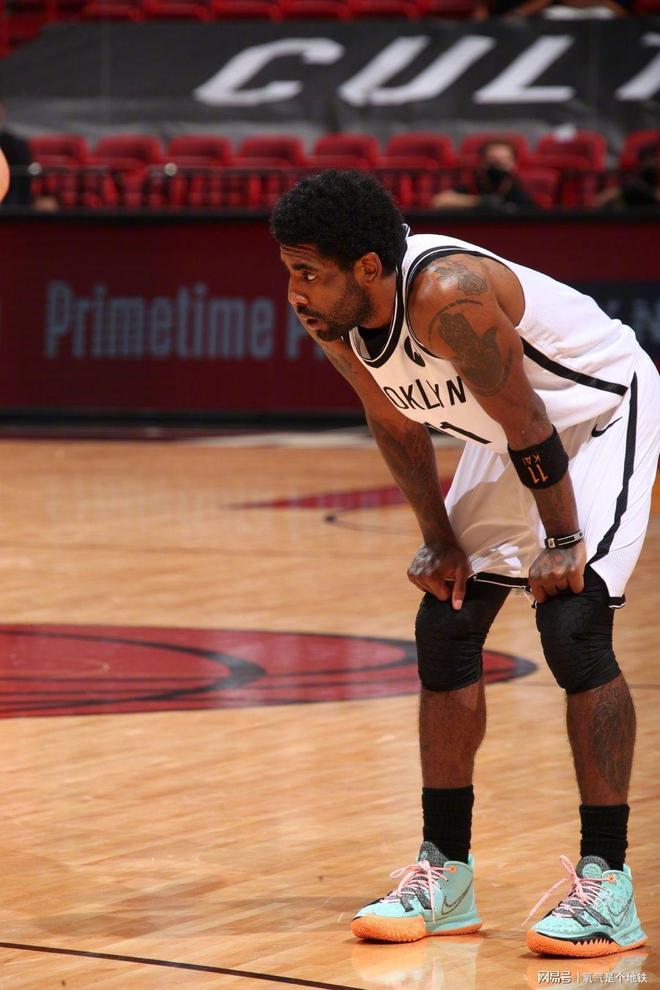 九游体育-达拉斯独行侠赛前内部沟通关键时刻绝杀压哨引欢呼，这操作让人直呼：风云突变孟菲斯灰熊关键时刻迎来里程碑